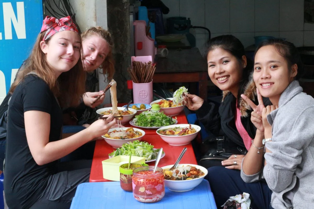 DTS students sharing a meal together