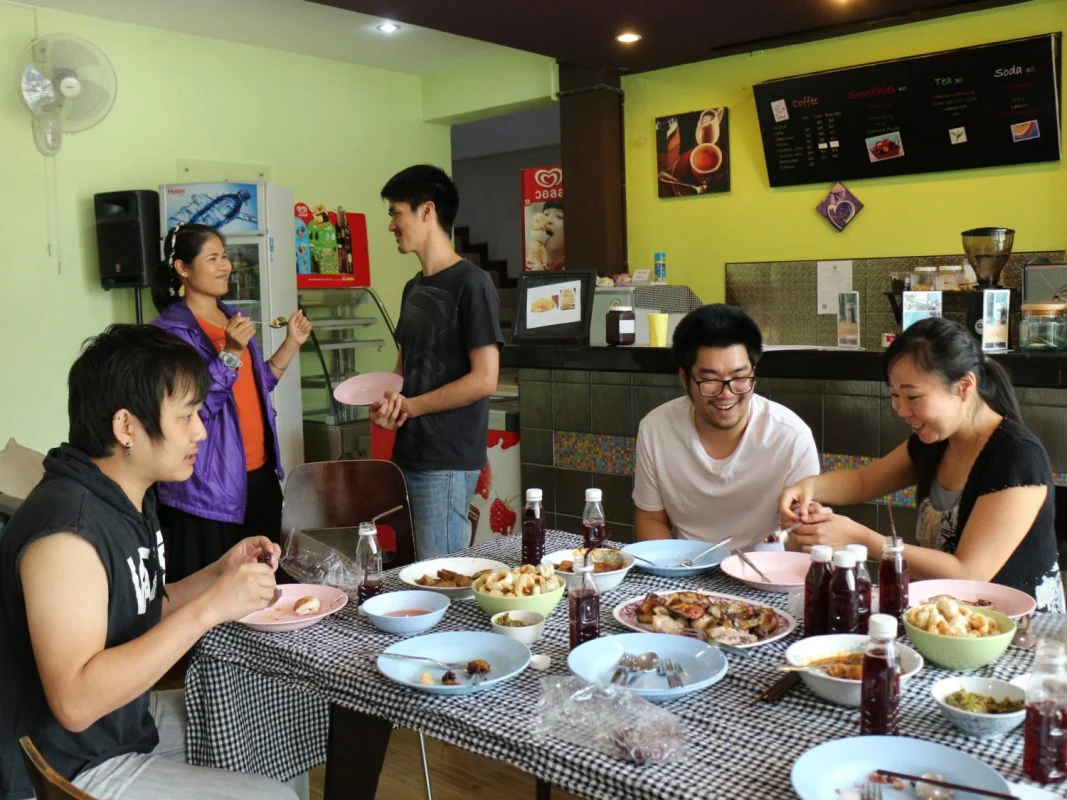 นักเรียนนั่งรับประทานอาหารร่วมกันรอบโต๊ะยาวในร้านอาหาร
